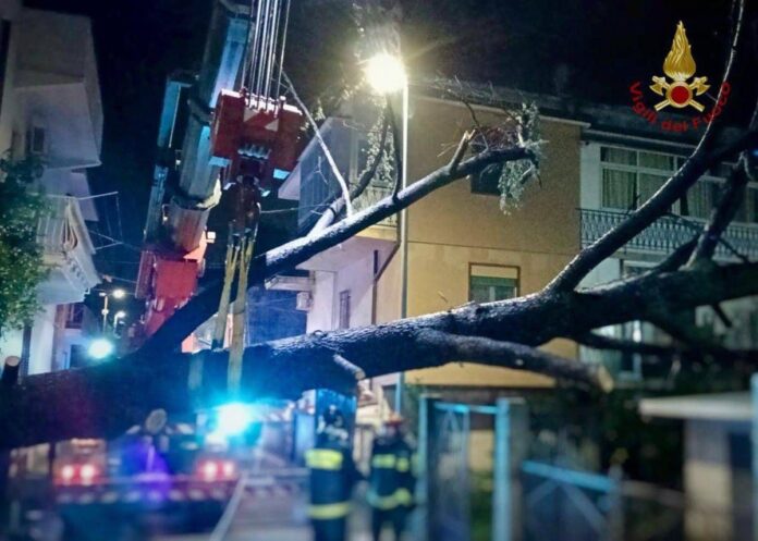 Maltempo in Campania, frana a Vietri: 5 famiglie evacuate. Allerta arancione in Calabria
