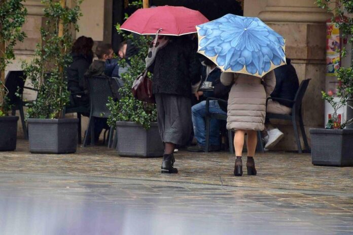 Maltempo, oggi allerta in 13 regioni: arancione su Lazio e Calabria