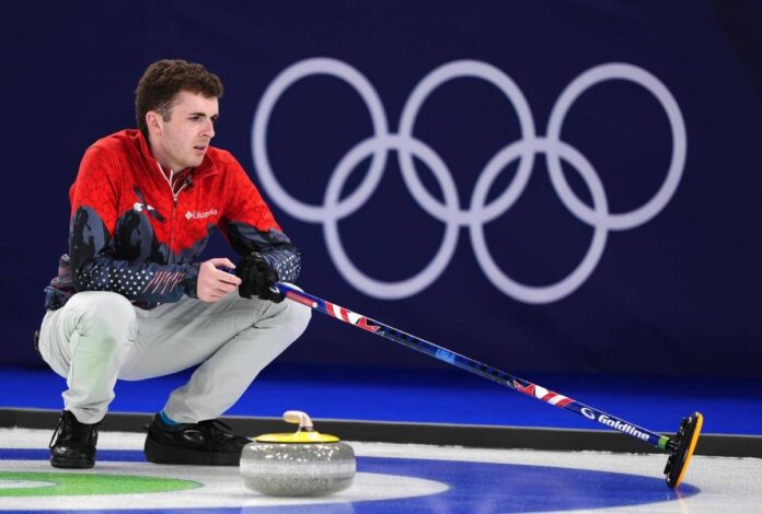 Milano Cortina, Casper cade durante Italia-Usa di curling. Cos’è successo alle Olimpiadi