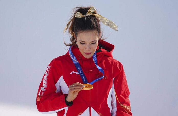Milano Cortina, il dolore di Eileen Gu: vince l’oro olimpico, poi scopre di aver perso la nonna