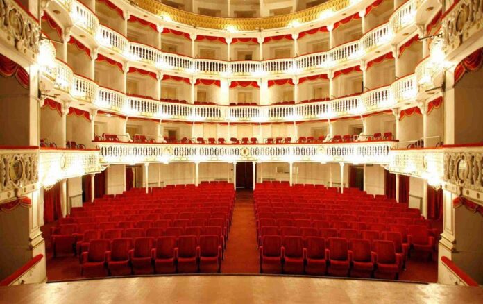 Napoli, la storia del Teatro Sannazaro: dal 1847 la ‘Bomboniera di Via Chiaia’