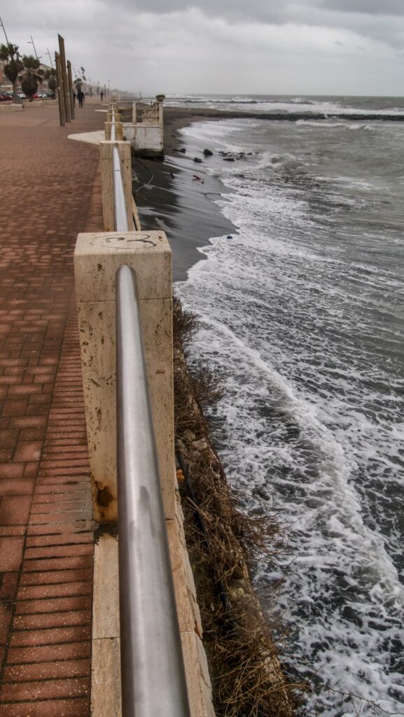 Mare a ridosso della passeggiata: fallito il lavoro anti-erosione della Regione Lazio a Ostia (VIDEO e FOTO) 2 Mare a ridosso della passeggiata: fallito il lavoro anti-erosione della Regione Lazio a Ostia (VIDEO e FOTO) 2
