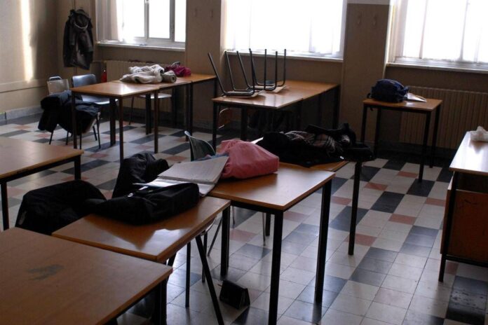 Roma, ragazzo a scuola con la pistola: arma puntata contro un compagno di classe