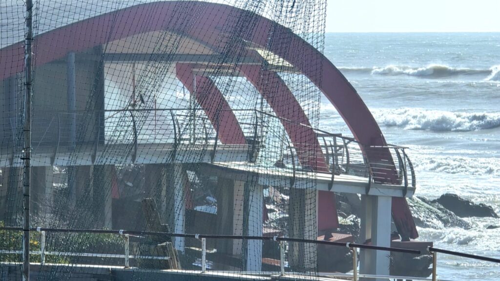 Ancora una mareggiata e Ostia perderà un altro stabilimento balneare (VIDEO) 1