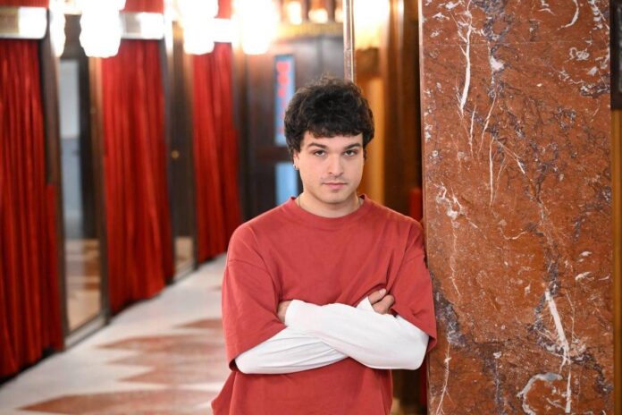 Sanremo 2026, Leo Gassmann chi è: gli esordi, il vero cognome, il gesto eroico Leo Gassman ad Anzio, al via la stagione estiva