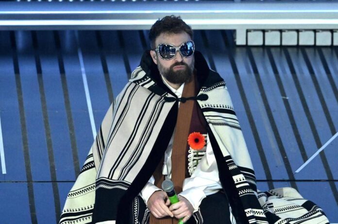 Sanremo, Dargen D’Amico s’infuria per esposto Codacons: “Pubblicità occulta? Mai avuto accordi”