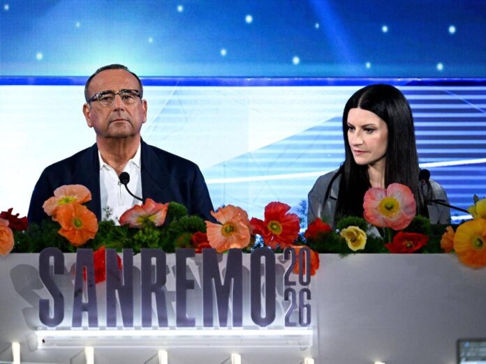 Sanremo, la prima conferenza stampa. Carlo Conti si commuove ricordando Pippo Baudo: “Doveroso dedicargli il Festival”
