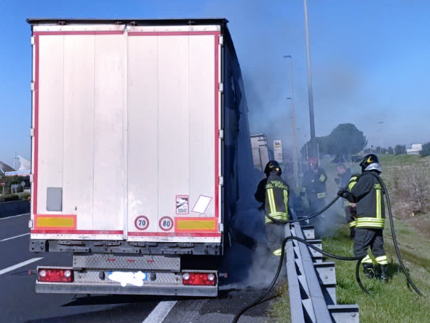 Fiamme sull’autostrada A1: macchina dei soccorsi per l'incendio di un tir presso l’area di servizio Prenestina 1