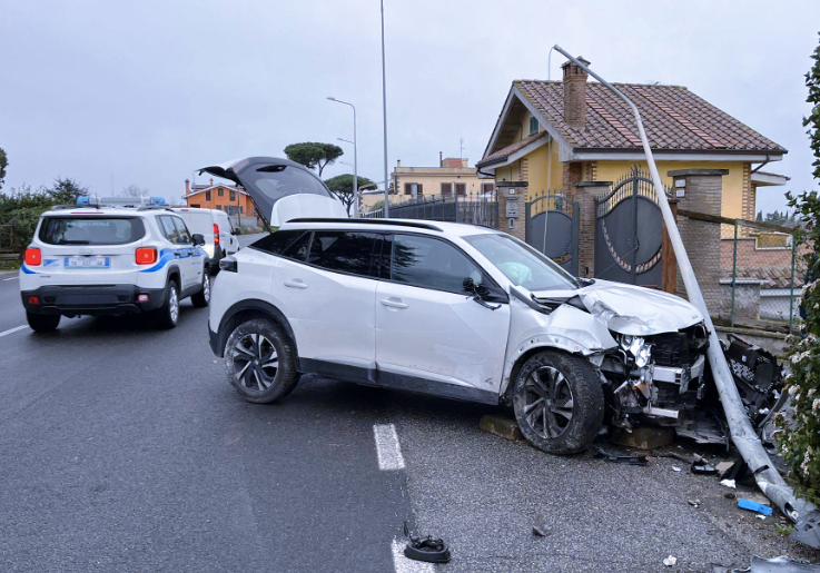 Auto si schianta contro un palo a Castel Gandolfo: ingenti danni e macchina dei soccorsi per il conducente (FOTO) 1 Auto si schianta contro un palo a Castel Gandolfo: ingenti danni e macchina dei soccorsi per il conducente (FOTO) 1