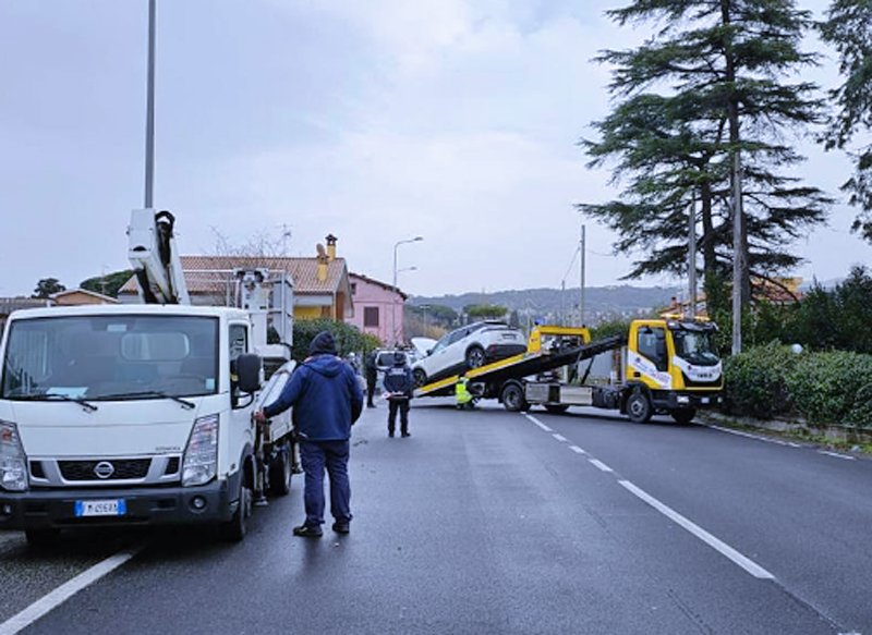 Auto si schianta contro un palo a Castel Gandolfo: ingenti danni e macchina dei soccorsi per il conducente (FOTO) 2 Auto si schianta contro un palo a Castel Gandolfo: ingenti danni e macchina dei soccorsi per il conducente (FOTO) 2