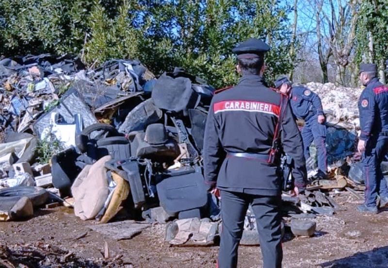 Auto cannibalizzate e veleni nel terreno: cimitero dei veicoli rubati scovato nella campagna romana (FOTO) 1 Auto cannibalizzate e veleni nel terreno: cimitero dei veicoli rubati scovato nella campagna romana (FOTO) 1