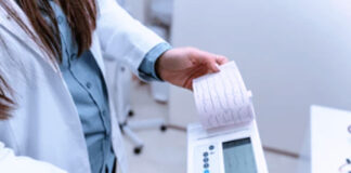 Screening cardiologico in piazza San Michele, con misurazioni di pressione, glicemia, colesterolo e controlli della vista