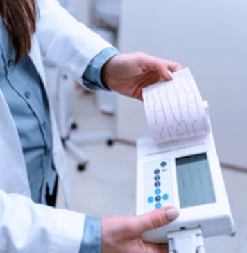Screening cardiologico in piazza San Michele, con misurazioni di pressione, glicemia, colesterolo e controlli della vista