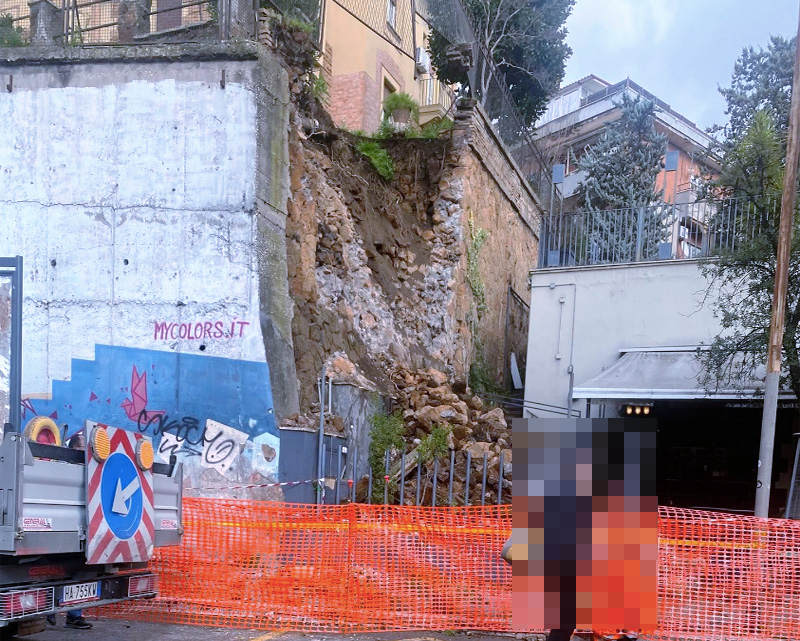 Tragedia sfiorata a Monte Sacro: avvisaglie e divieti salvano i pedoni da una frana (VIDEO e FOTO) 3 Tragedia sfiorata a Monte Sacro: avvisaglie e divieti salvano i pedoni da una frana (VIDEO e FOTO) 3