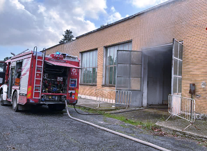Inferno di fiamme e fumo sulla Prenestina: vasto incendio esplode in un deposito (FOTO) 1