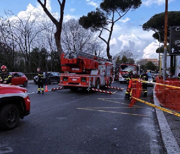 Tragedia sfiorata a Monte Sacro: avvisaglie e divieti salvano i pedoni da una frana (VIDEO e FOTO) 2 Tragedia sfiorata a Monte Sacro: avvisaglie e divieti salvano i pedoni da una frana (VIDEO e FOTO) 2