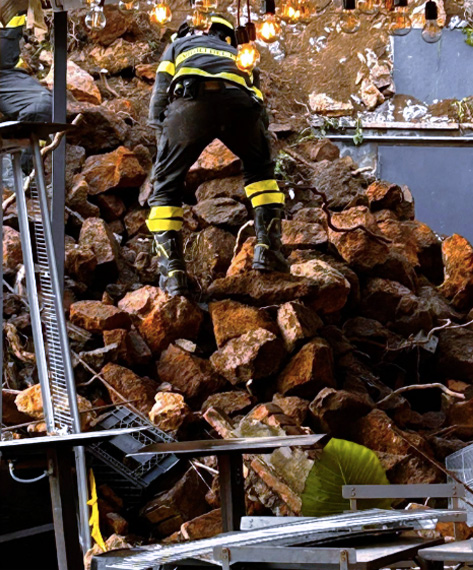 Tragedia sfiorata a Monte Sacro: avvisaglie e divieti salvano i pedoni da una frana (VIDEO e FOTO) 4 Tragedia sfiorata a Monte Sacro: avvisaglie e divieti salvano i pedoni da una frana (VIDEO e FOTO) 4