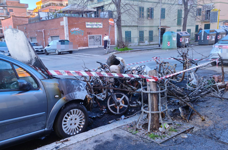 Notte di fuoco a Centocelle: incendio esplode in strada e incenerisce auto e moto (FOTO) 2