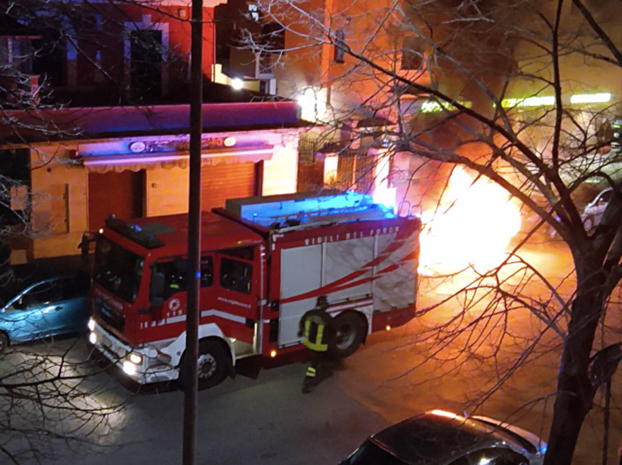 Notte di fuoco a Centocelle: incendio esplode in strada e incenerisce auto e moto (FOTO) 1