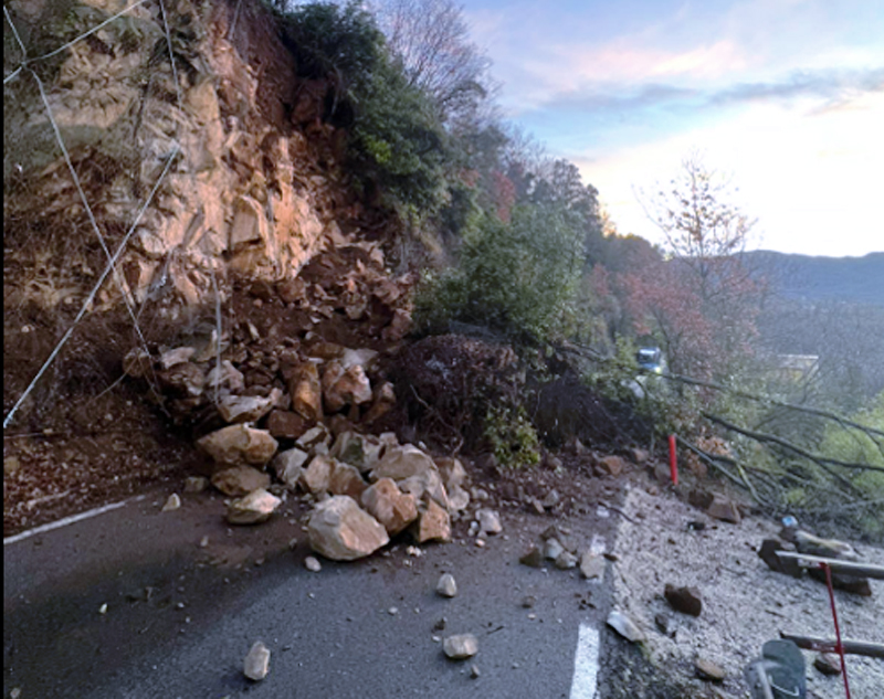 Tragedia sfiorata alle porte di Roma: costone crolla sull'arteria di collegamento con i comuni prenestini (FOTO) 2