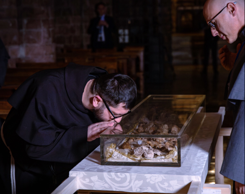 San Francesco d'Assisi: l’estumulazione delle spoglie apre il mese di venerazione e preghiera (FOTO) 1
