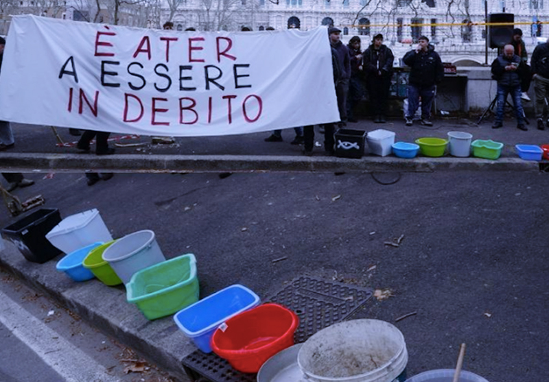 Protesta delle bacinelle dei residenti del Laurentino 38: "Tra infiltrazioni e cantieri fantasma conti Ater non tornano" (FOTO) 1