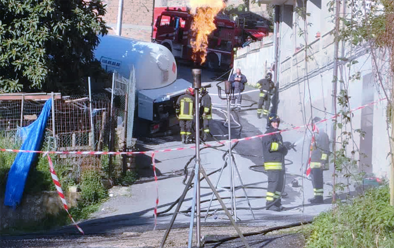 Paura alle porte di Roma: asfalto cede e inghiotte una cisterna carica di 35mila litri di GPL (FOTO) 1 Paura alle porte di Roma: asfalto cede e inghiotte una cisterna carica di 35mila litri di GPL (FOTO) 1