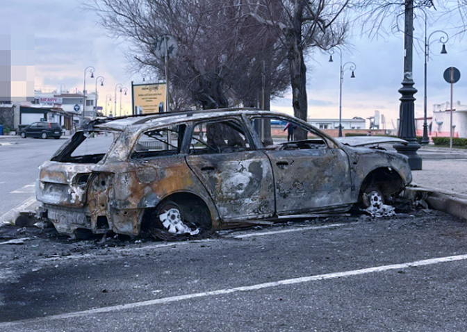 Il mistero del rogo sul lungomare di Fiumicino: tra le ipotesi salta fuori quella delle prove da fare sparire con il fuoco (FOTO) 1 Il mistero del rogo sul lungomare di Fiumicino: tra le ipotesi salta fuori quella delle prove da fare sparire con il fuoco (FOTO) 1