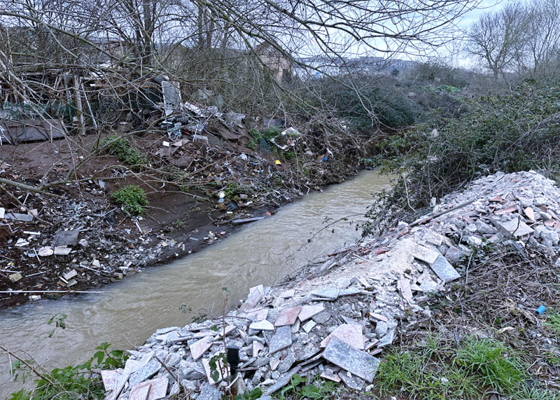 Discariche e baraccopoli nella Riserva del Litorale Romano: immagini shock ed esposto sul degrado del Fosso di Malafede (FOTO) 1 Discariche e baraccopoli nella Riserva del Litorale Romano: immagini shock ed esposto sul degrado del Fosso di Malafede (FOTO) 1
