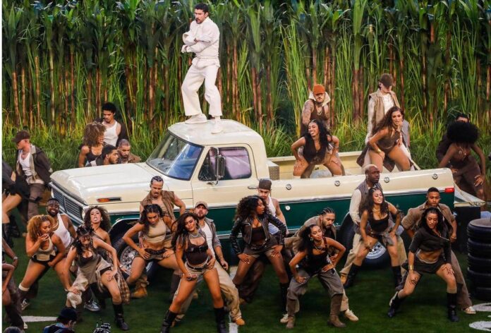 Super Bowl, Bad Bunny infiamma l’Halftime Show e Trump attacca: “Uno schiaffo agli Usa”
