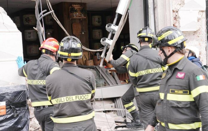 Tram deragliato a Milano, due morti e 48 feriti: l’ipotesi di un guasto al freno d’emergenza dopo il malore dell’autista
