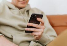 Truffa del finto carabiniere a Ladispoli: donna intuisce il raggiro e sventa il furto in casa Una signora ha bloccato la truffa del finto carabiniere che cercava di farla uscire per svuotarle l'abitazione