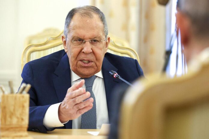 Ucraina, colpita raffineria russa. Lavrov: “Mosca vuole fine guerra per via diplomatica”