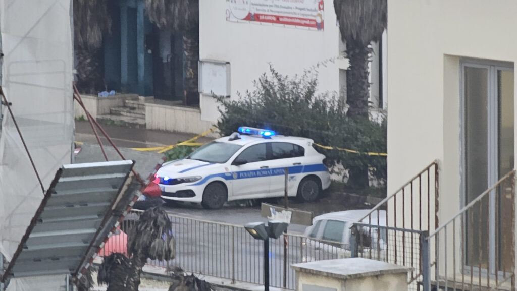 Accampati nel parcheggio, i senzatetto del Village pronti a rientrare nello stabilimento di Ostia 1 Accampati nel parcheggio, i senzatetto del Village pronti a rientrare nello stabilimento di Ostia 1