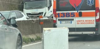 Via Pontina, traffico in tilt a Castel Romano: camion perde un congelatore e colpisce più auto