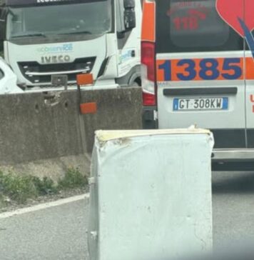 Via Pontina, traffico in tilt a Castel Romano: camion perde un congelatore e colpisce più auto