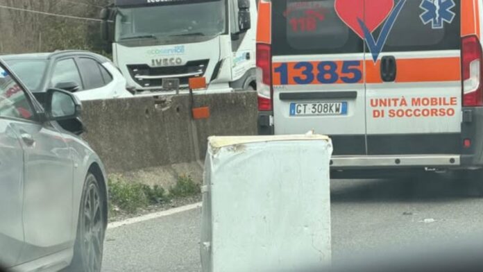 Via Pontina, traffico in tilt a Castel Romano: camion perde un congelatore e colpisce più auto