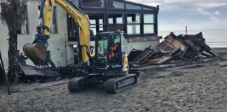 Ruspe in azione allo stabilimento balneare Village di Ostia: sgombero e demolizioni
