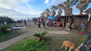 Ruspe in azione allo stabilimento balneare Village di Ostia: sgombero e demolizioni (VIDEO e FOTO) 1