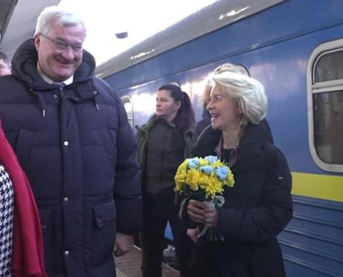 Von der Leyen in Ucraina con Costa: “Pace a condizioni Kiev”. Zelensky: “Putin ha fallito”