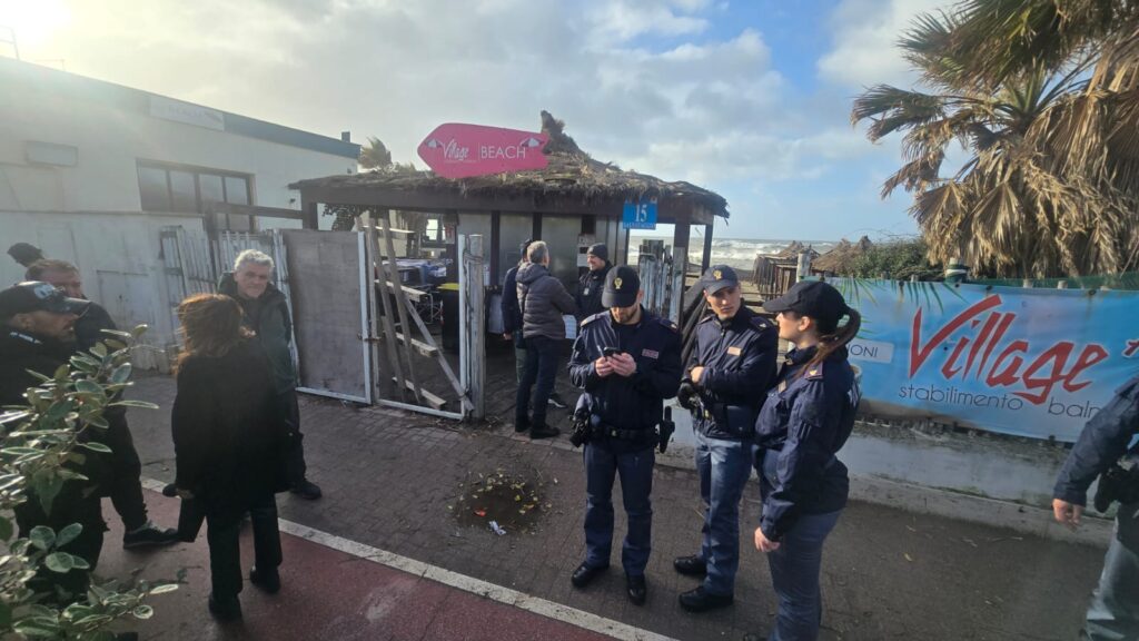Sgombero all’ex Village di Ostia: la Polizia libera l’immobile occupato dai senzatetto (FOTO e VIDEO) 2 Sgombero all’ex Village di Ostia: la Polizia libera l’immobile occupato dai senzatetto (FOTO e VIDEO) 2