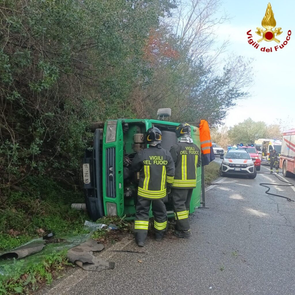 Furgone si ribalta sulla Braccianese Claudia: conducente estratto dalle lamiere e trasportato in elicottero 1
