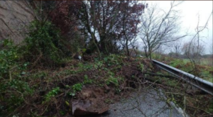 Frane e smottamenti isolano Anguillara e Trevignano romano: chiusa via Settevene Palo (FOTO) 1