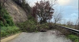 Frane e smottamenti isolano Anguillara e Trevignano romano: chiusa via Settevene Palo (FOTO) 3