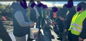 La Laurentina diventa una piscina con tanto di gonfiabili: automobilisti all’opera con i secchielli (FOTO) 2