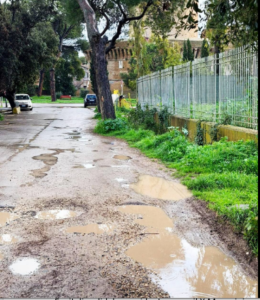A Ostia Antica isolati sulle strade poderali 'piste da motocross'. Residenti infuriati: “Neanche ai cavalli” 1 A Ostia Antica isolati sulle strade poderali 'piste da motocross'. Residenti infuriati: “Neanche ai cavalli” 1