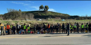 La Laurentina diventa una piscina con tanto di gonfiabili: automobilisti all’opera con i secchielli (FOTO) 3
