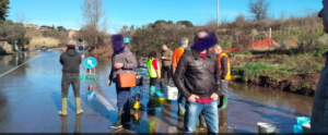 La Laurentina diventa una piscina con tanto di gonfiabili: automobilisti all’opera con i secchielli (FOTO) 1
