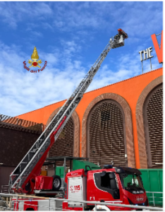 Si schianta sul lastrico solare a Parco Leonardo: operaio soccorso nel centro commerciale 1