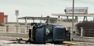 Incidente a Ostia sul lungomare, auto si ribalta davanti a stabilimento balneare. LaBur: "Colpa dei cordoli"